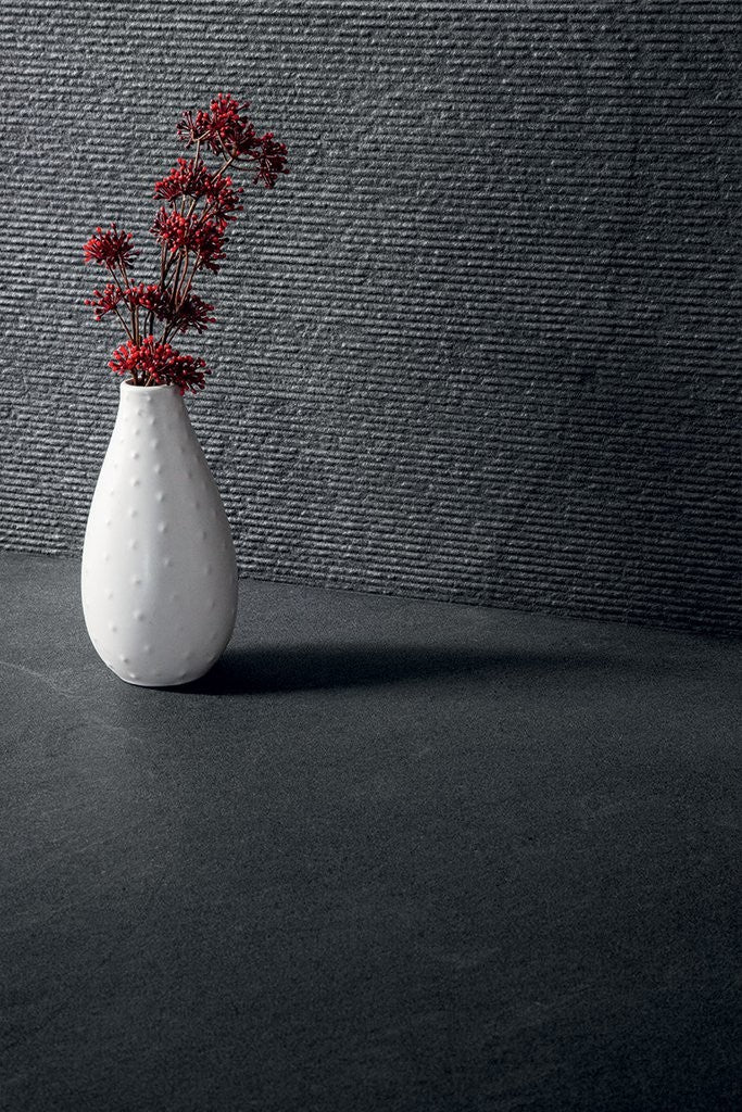 Pavimento Rivestimento 90x90 Cm Effetto Pietra In Gres posata in ambiente arredato, dettaglio della venatura