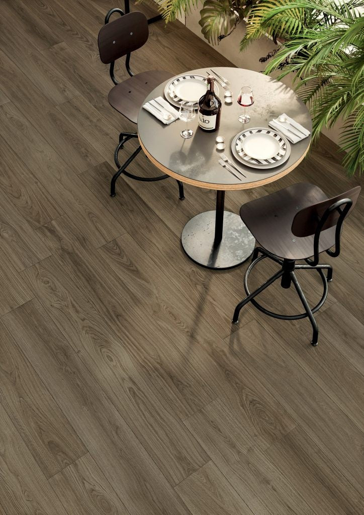 Blustyle Green Wood Pavimento Rivestimento Effetto Legno posata in ambiente arredato, dettaglio della venatura