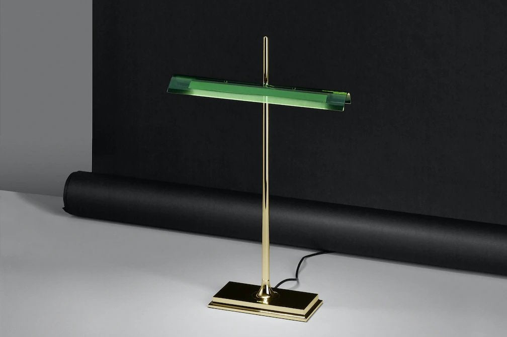 Flos Goldman Lampada Da scrivania Ottone verde con sensore accesa in ambiente, design e diffusione della luce