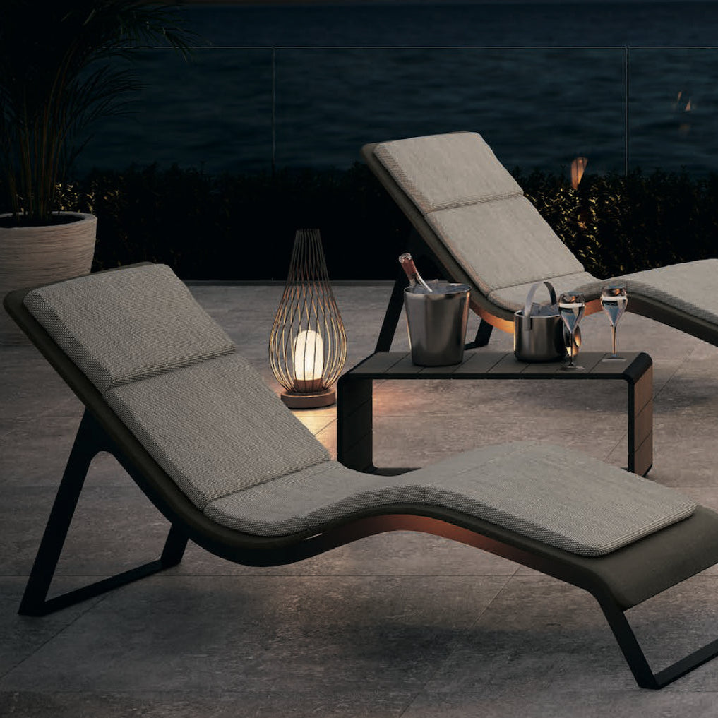 Novellini Divina chaise longue lettino sdraio da esterno in naturale ambientato in spazio living con arredi coordinati