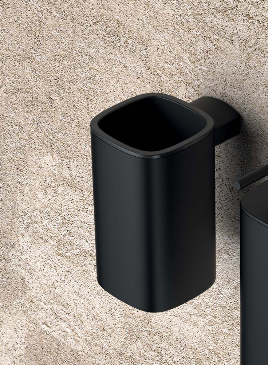 Colombo Design Trenta bicchiere portaspazzolini a muro nero, dettaglio ravvicinato del materiale e dell'aggancio