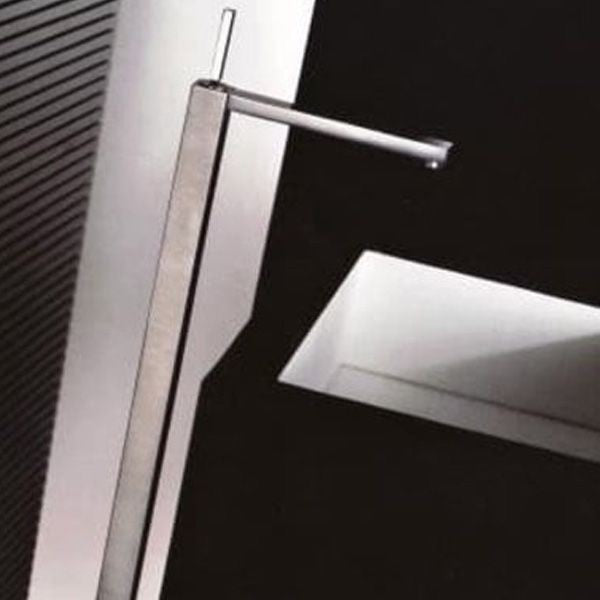 Gessi Rettangolo J Miscelatore Lavabo a pavimento senza in spazzolato ambientato su piano bagno con accessori