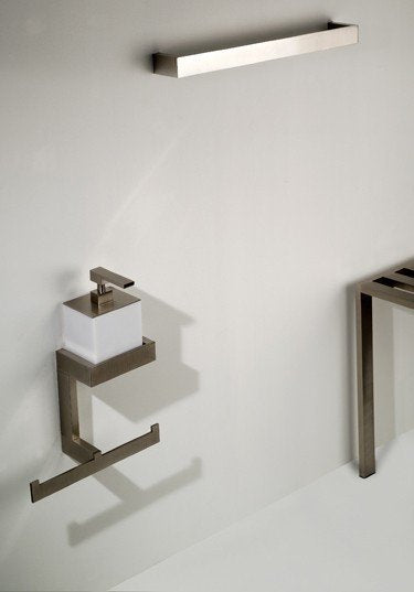 Porta sapone liquido con porta salviette Bianco Cromo Cromo Lucido, dettaglio ravvicinato del materiale e dell'aggancio
