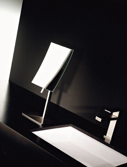 Specchio a Lente orientabile Da Appoggio Cromo Rettangolo Cromo Lucido ambientato in bagno moderno con specchio e accessori