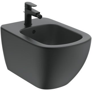 Bidet Sospeso Con Troppopieno Standard Foro Rubinetteria in opaco ambientato su piano bagno con accessori