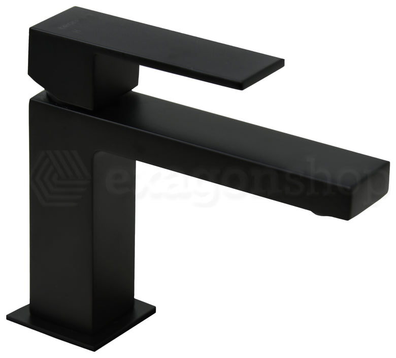 Miscelatore per lavabo con scarico click clack nero opaco ambientato su piano bagno con accessori - Teorema