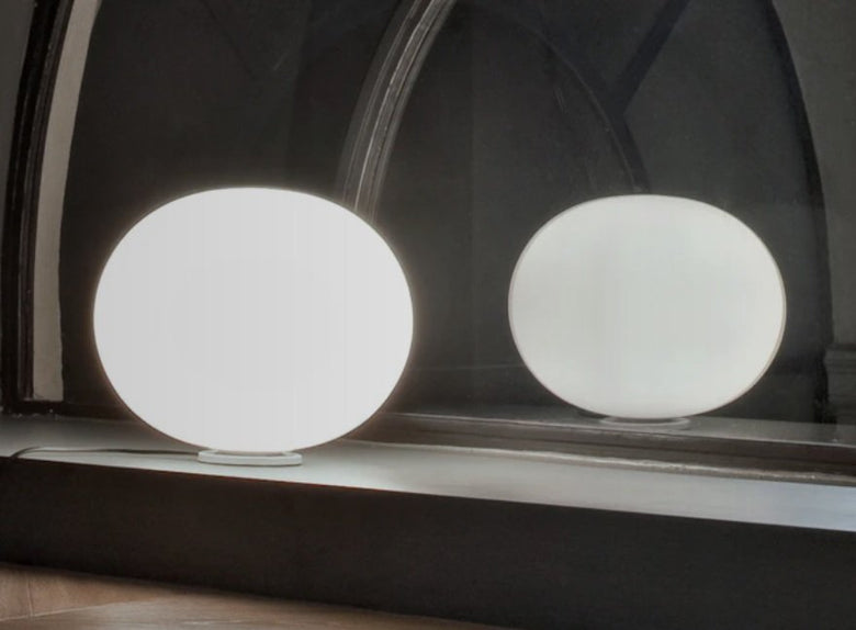 FLOS Glo-ball Zero Switch Lampada da tavolo 19 cm a bianco spenta, dettaglio del corpo lampada e dei materiali