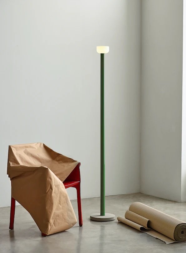 Flos Bellhop Floor Lampada a pavimento verde spenta, dettaglio del corpo lampada e dei materiali
