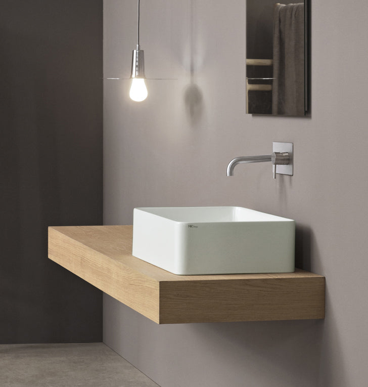 Nic Semplice Lavabo 60x37 Da Appoggio Senza Troppo Pieno In Verde Acqua Bianco in ceramica ambientato su piano bagno con...