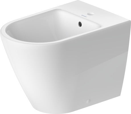 Bidet a Pavimento Filo Parete Monoforo in Ceramica Bianco ambientato su piano bagno con accessori