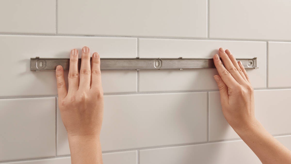 Barra Di Sostegno 50 cm da incollo o fissaggio a muro per Nero Opaco montato a parete, vista del design e della finitura