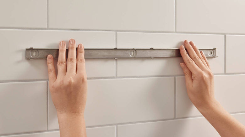 Barra Di Sostegno 50 cm da incollo o fissaggio a muro per Nero Opaco montato a parete, vista del design e della finitura