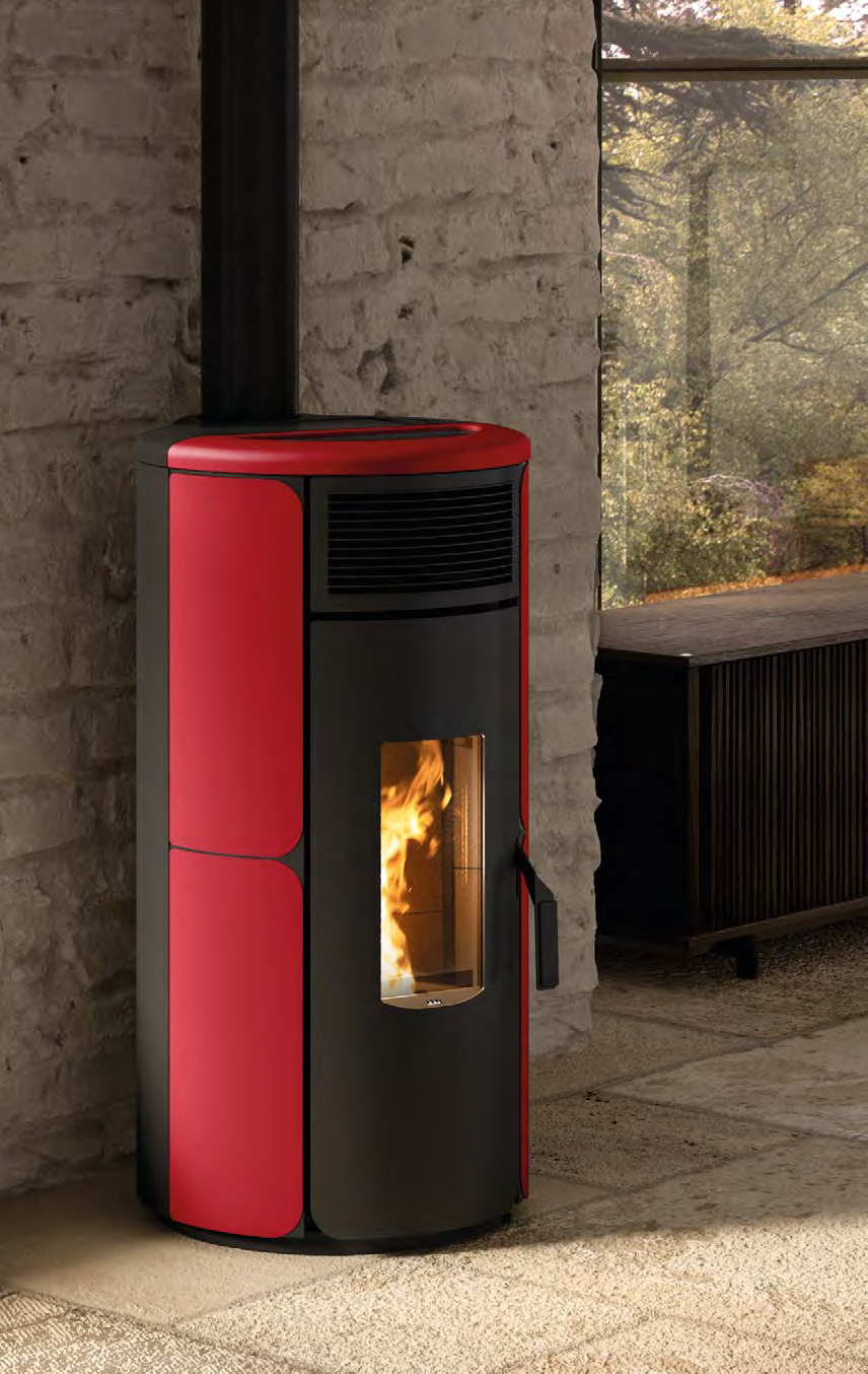 Royal Grazia E air 80 US Stufa ermetica a pellet ad aria 8 accesa in soggiorno, fiamma visibile attraverso il vetro