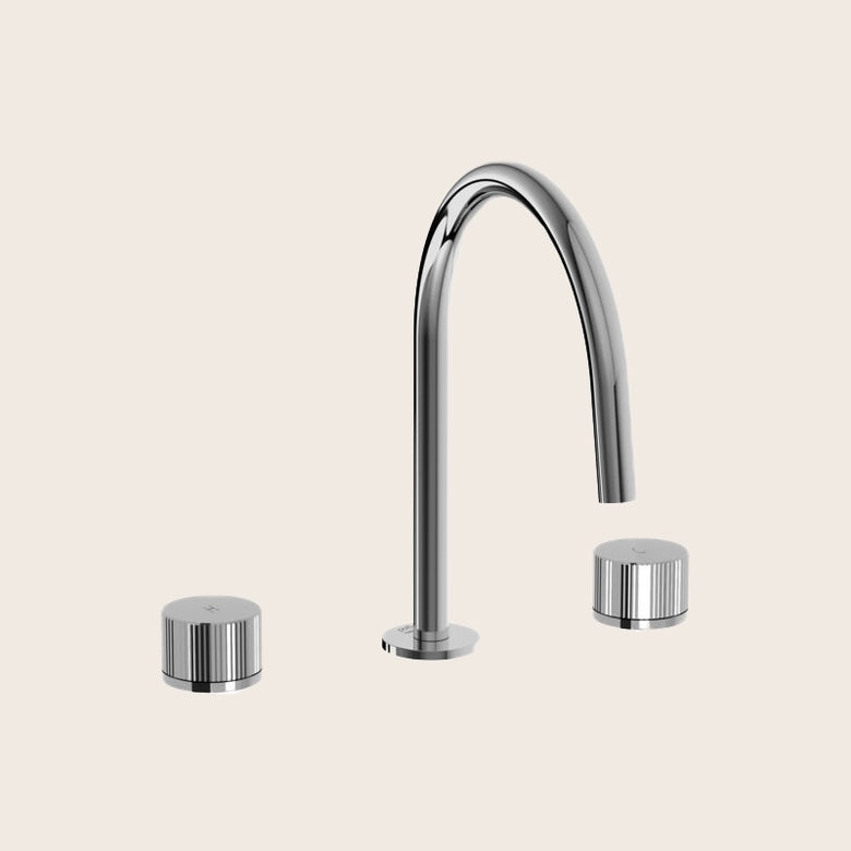 Paffoni Jo Jo053cr Batteria Lavabo 3 Fori Con Scarico Click ambientato su piano bagno con accessori