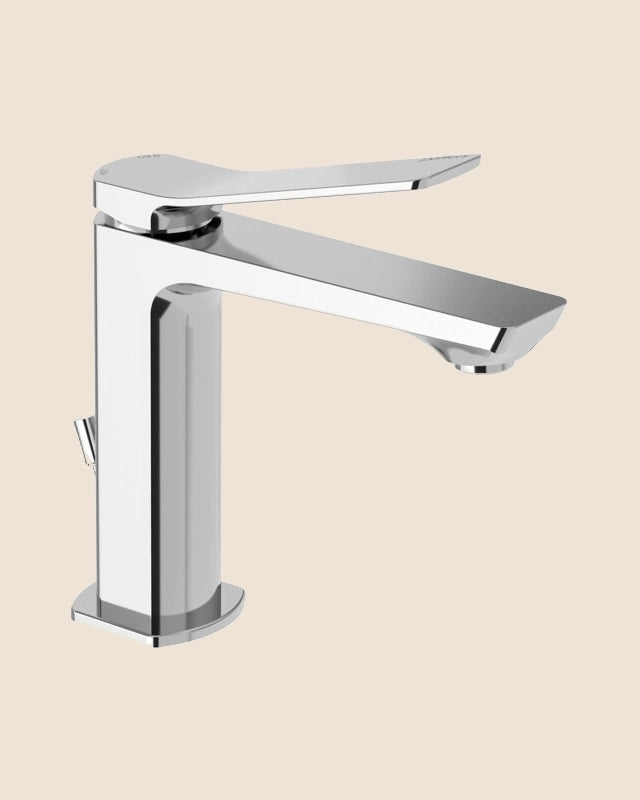 Paffoni Tilt Ti075cr Miscelatore Lavabo Con Scarico Cromo ambientato su piano bagno con accessori