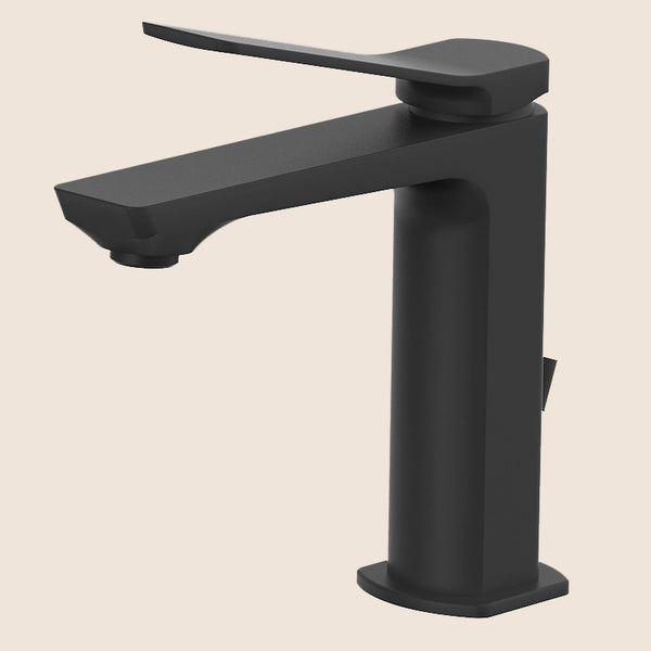 Paffoni Tilt Ti075no Miscelatore Lavabo Con Scarico Nero ambientato su piano bagno con accessori