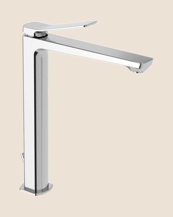 Paffoni Tilt Miscelatore Lavabo alto Prolungato Senza in lucido ambientato su piano bagno con accessori