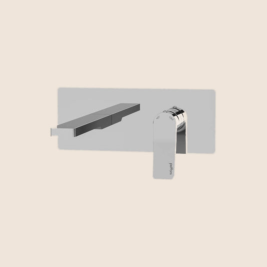 Paffoni Tilt Ti105cr Miscelatore lavabo Incasso 2 Fori Cromo ambientato su piano bagno con accessori
