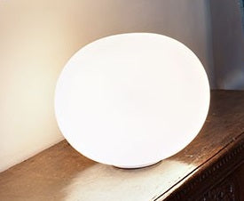 FLOS Glo-ball Basic 2 Lampada da tavolo 45 cm bianco accesa in ambiente, design e diffusione della luce