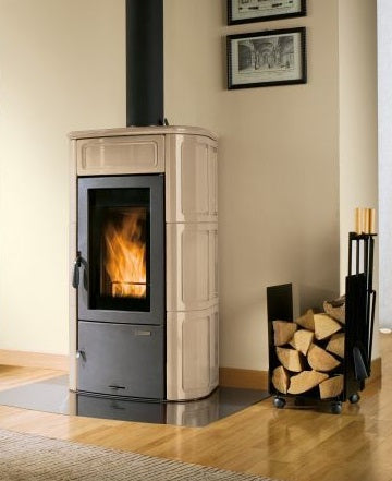 Palazzetti Elisa Stufa A Legna ad aria Con Rivestimento in in ceramica accesa in soggiorno, fiamma visibile attraverso il...