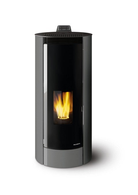 Palazzetti Melita 8 Stufa A Pellet Ecofire Ad Aria 8kw Con accesa in soggiorno, fiamma visibile attraverso il vetro
