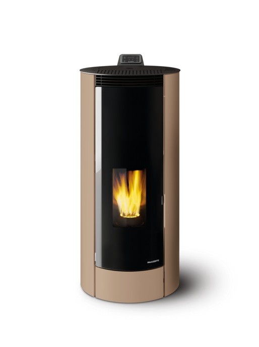 Stufa A Pellet Ecofire Ad Aria 8kw Con Struttura In Acciaio accesa in soggiorno, fiamma visibile attraverso il vetro