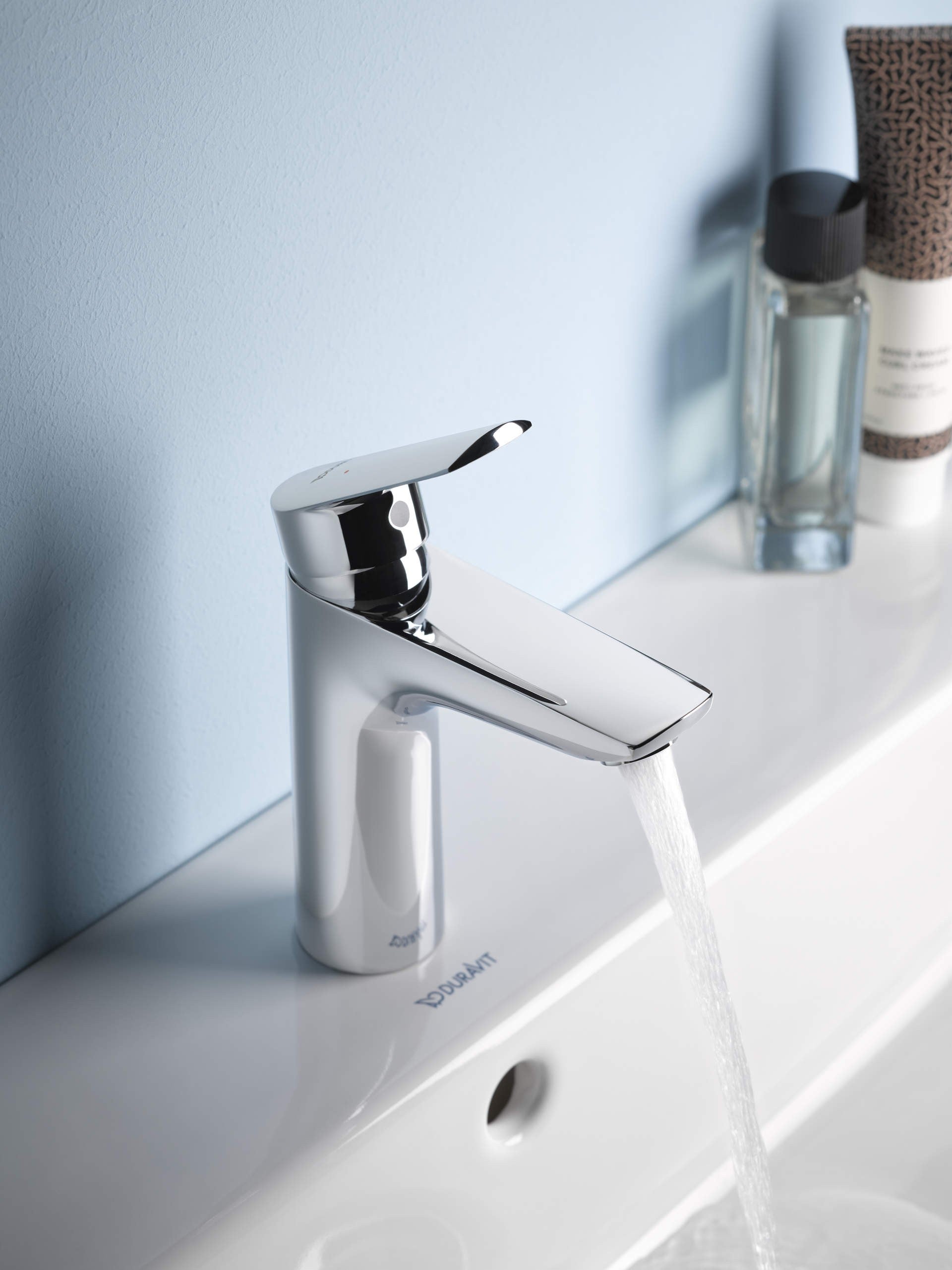 Duravit No 1 Miscelatore Monocomando Per Lavabo Cromo Cromo Lucido in ceramica ambientato su piano bagno con accessori