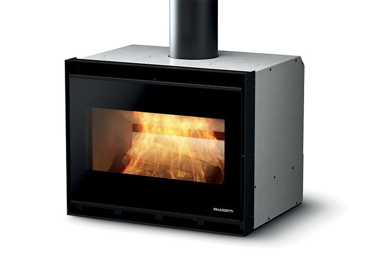 Caminetto A Legna 62x50x50 Alte Prestazioni Canalizzabile Black accesa in soggiorno, fiamma visibile attraverso il vetro