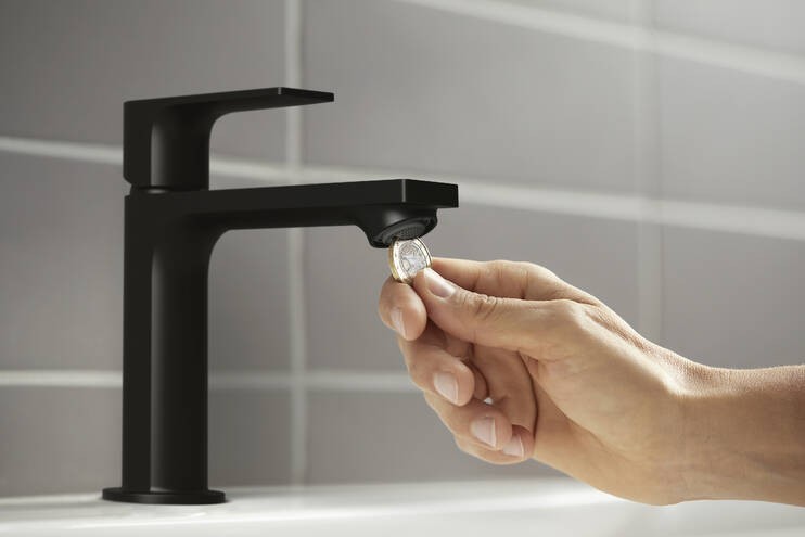 Hansgrohe Rebris E Miscelatore Lavabo 110 Coolstart Con ambientato su piano bagno con accessori