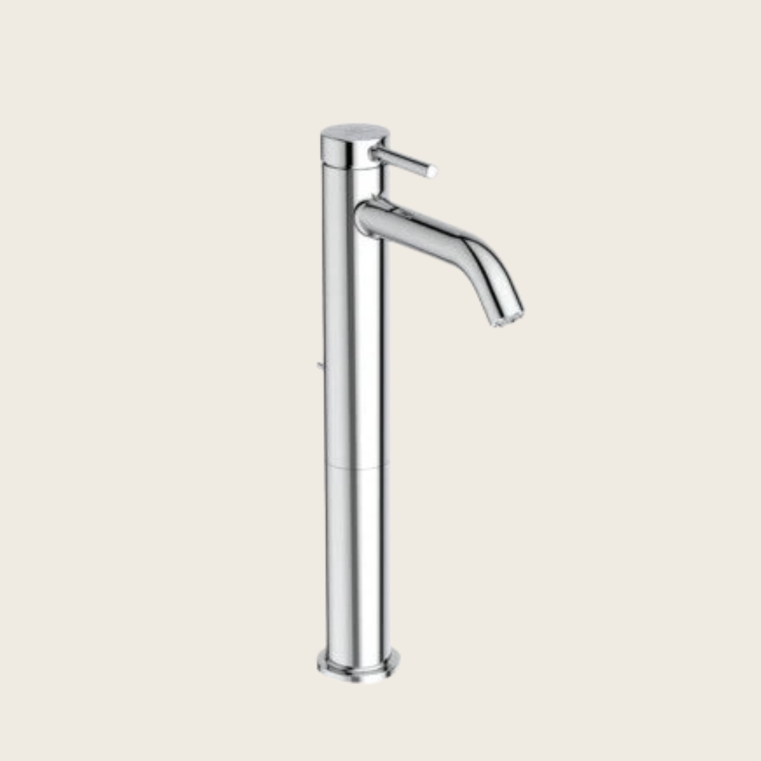 Ideal Standard Ceraline Miscelatore Monocomando Lavabo Alto Cromo Lucido in cromato ambientato su piano bagno con accessori