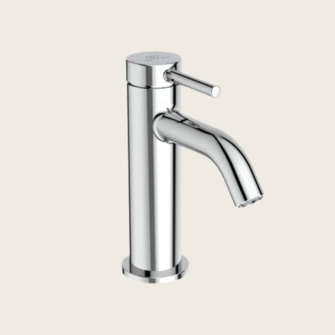 Ideal Standard Ceraline Nuovo Miscelatore Lavabo Alto Cromo Cromo Lucido in cromato ambientato su piano bagno con accessori