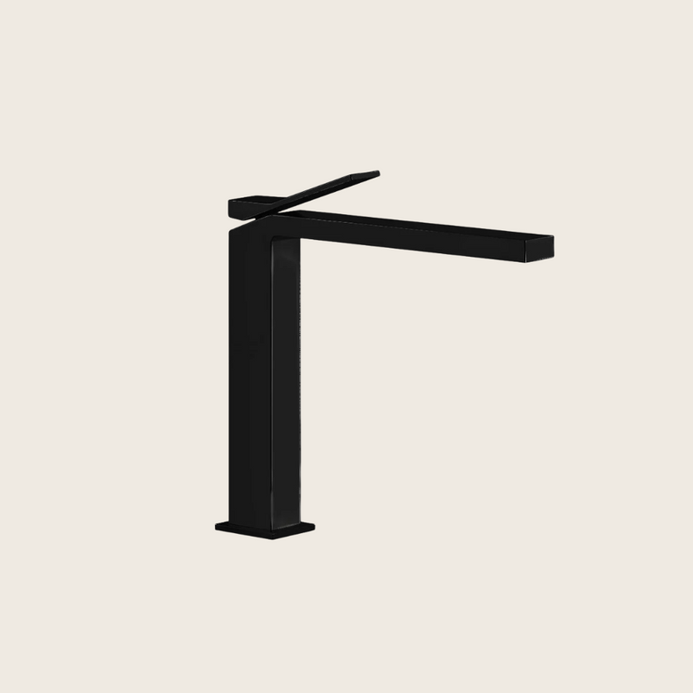 Gessi Rettangolo K Miscelatore lavabo alto senza scarico ambientato su piano bagno con accessori
