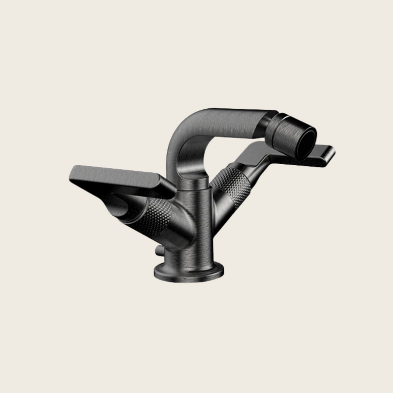 Gessi Inciso Gruppo bidet con scarico pop up e flessibili, vista frontale della maniglia e della bocca di erogazione