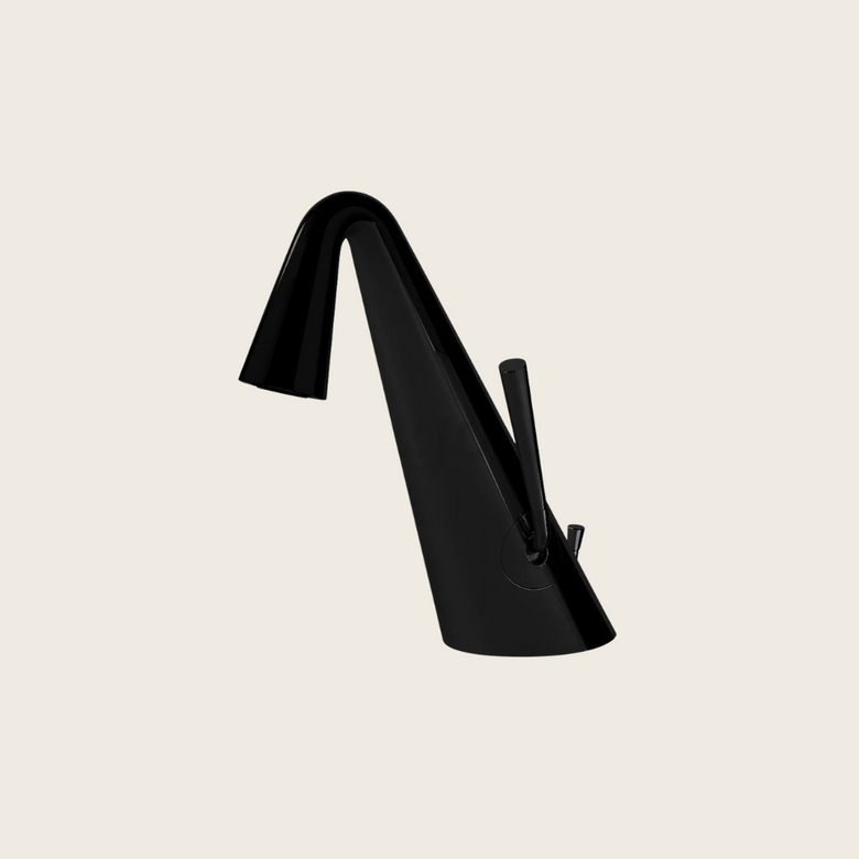 Miscelatore Monocomando per Lavabo completo di Piletta Nero Nero Opaco ambientato su piano bagno con accessori