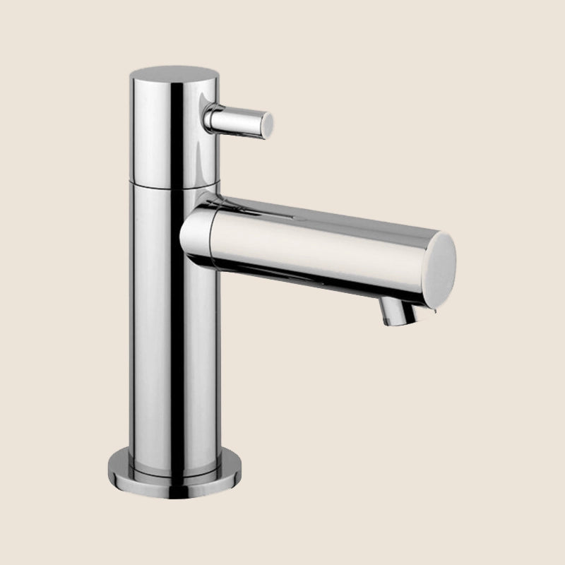 Paffoni Micro Mi090 Rubinetto Lavabo Cigno Solo Acqua ambientato su piano bagno con accessori