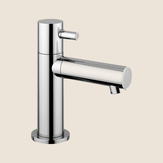 Paffoni Micro Mi090 Rubinetto Lavabo Cigno Solo Acqua ambientato su piano bagno con accessori