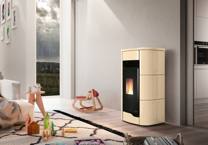 Palazzetti Anna 12 Pro 3 Stufa ermetica A Pellet ad aria in ceramica e ghisa accesa in soggiorno, fiamma visibile...
