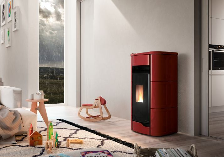 Palazzetti Anna 9 Stufa ermetica A Pellet ad aria 9kw Con in ceramica e ghisa accesa in soggiorno, fiamma visibile...