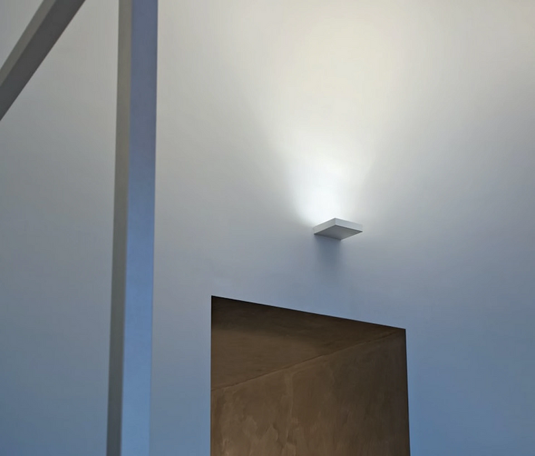 Flos Fort Knox Wall LED Mini Lampada a parete per interni accesa in ambiente, design e diffusione della luce