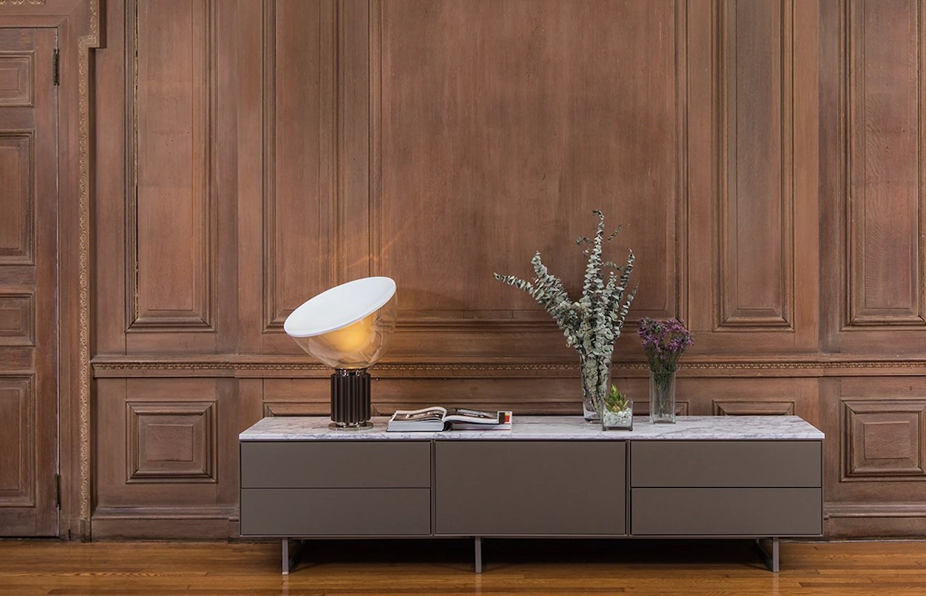 Flos Taccia PMMA Lampada da tavolo bronzo con dimmer spenta, dettaglio del corpo lampada e dei materiali