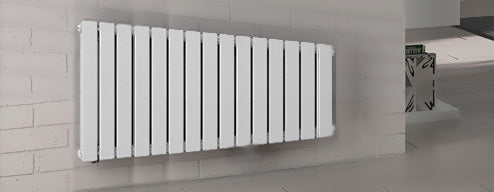 Irsap Piano2 radiatore 520 Verticale doppio H.520xL.1688 mm accesa in soggiorno, fiamma visibile attraverso il vetro