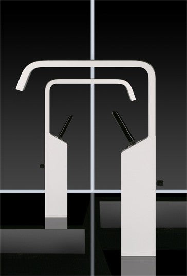 Gessi Rettangolo Xl Miscelatore Lavabo Bianco 298 Bianco Xl Cromo ambientato su piano bagno con accessori