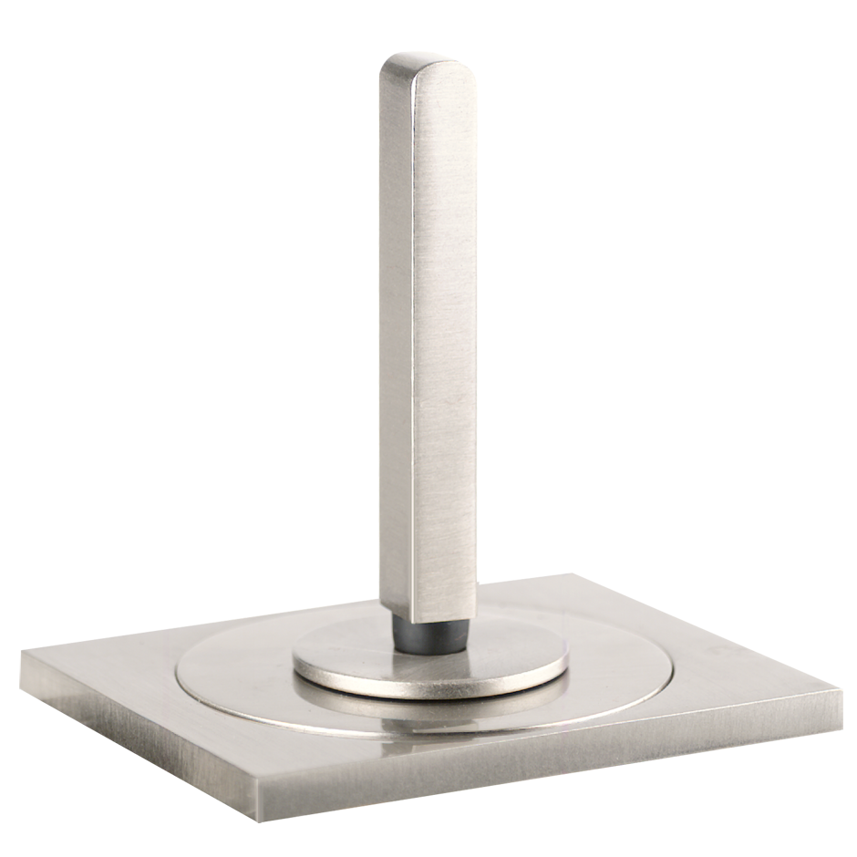 Gessi Rettangolo XL Maniglia leva joystick remoto lavabo ambientato su piano bagno con accessori