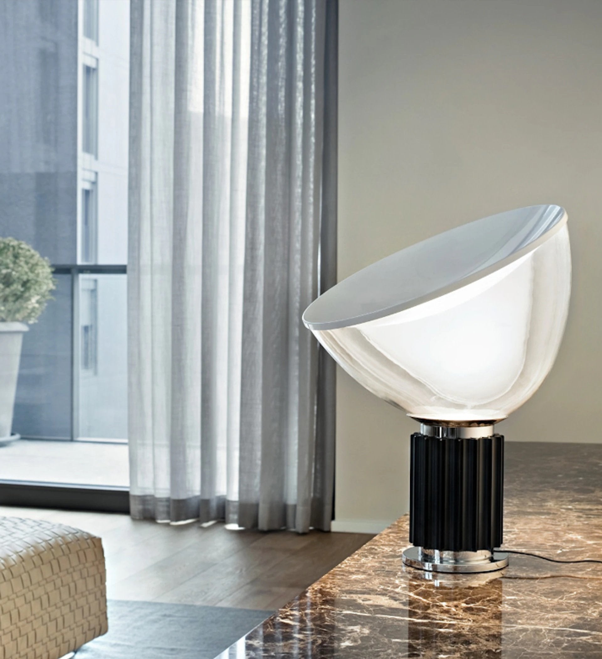 Flos Taccia Lampada da tavolo nero con dimmer spenta, dettaglio del corpo lampada e dei materiali