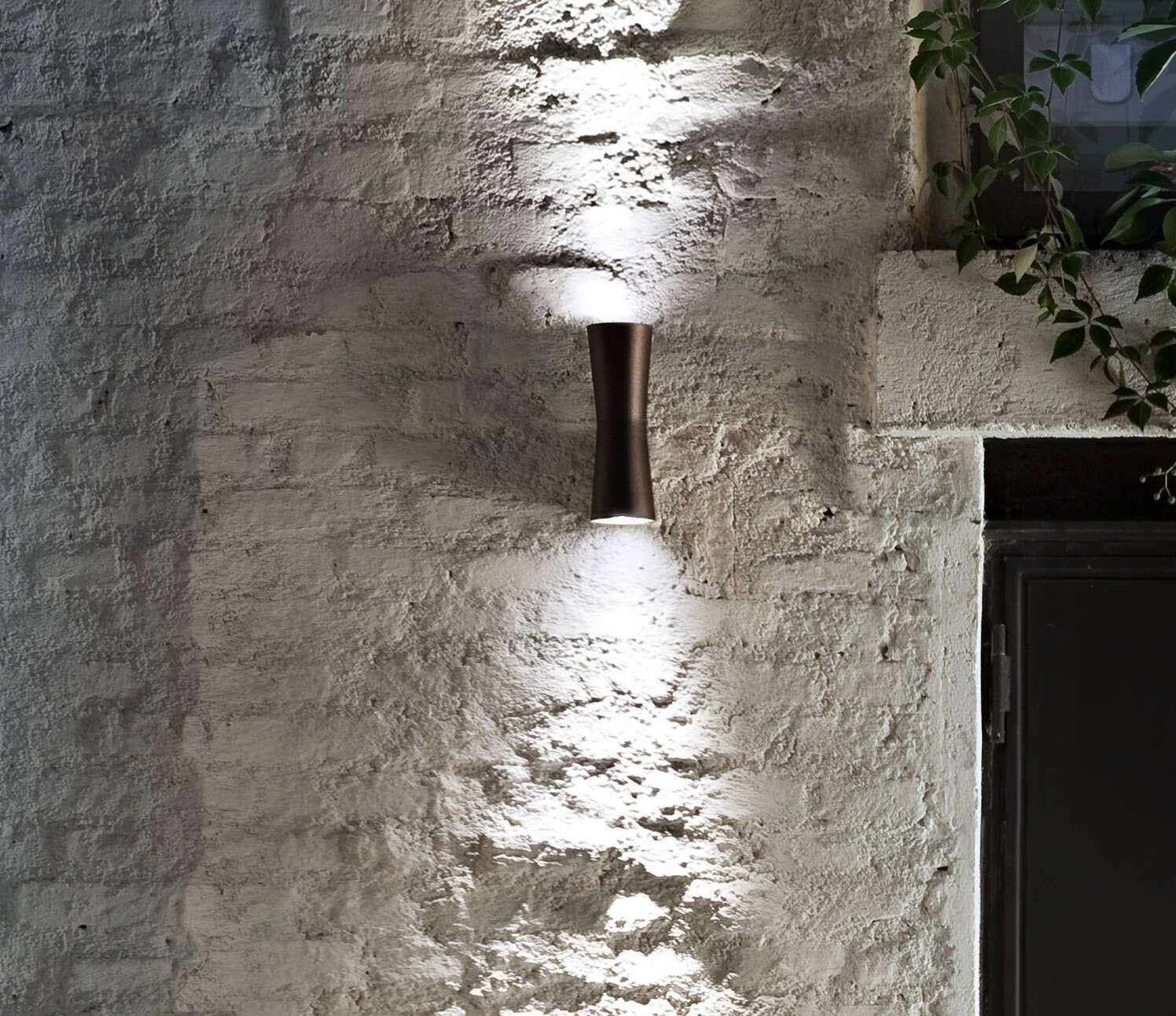 Flos Clessidra 20+20 Lampada a muro 637 lm Deep Brown in alluminio accesa in ambiente, design e diffusione della luce