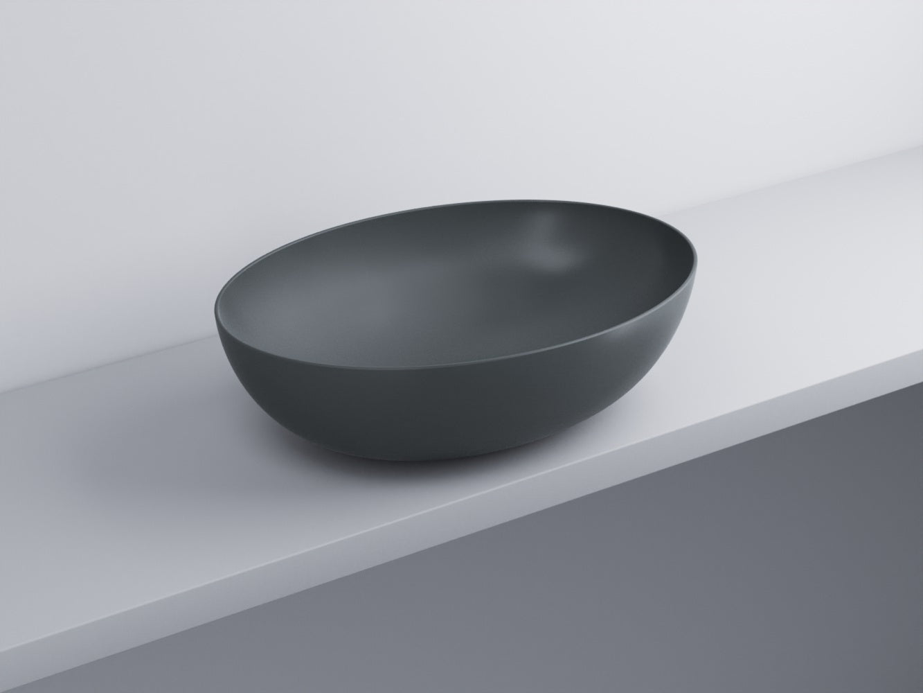 Cielo Eco Bacinella 62x45 Ovale Da Appoggio Senza Troppo in ceramica ambientato su piano bagno con accessori