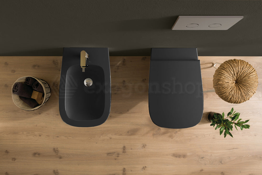Globo Genesis Coppia Sanitari filoparete Vaso senza brida E, vista frontale su sfondo bianco - Ceramica Globo