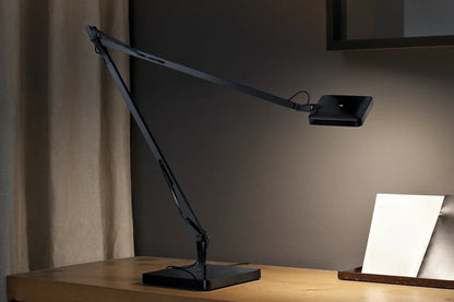 Flos Kelvin Edge Con Base Lampada Da Tavolo orientabile con doppio braccio a luce diretta in alluminio nero lucido