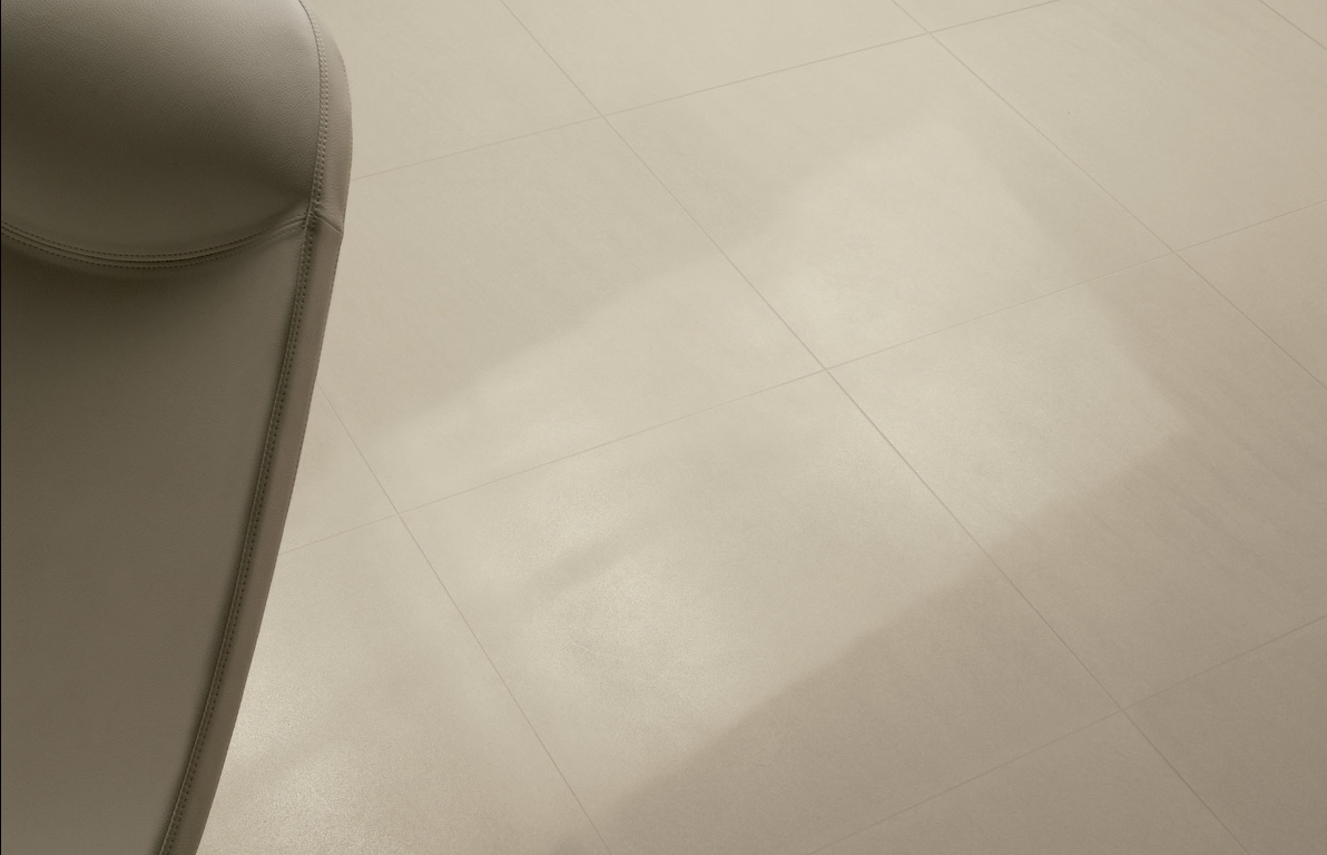 Pavimento rivestimento 60x60 da esterno xt 2 cm sandy white posata in ambiente arredato, dettaglio della venatura