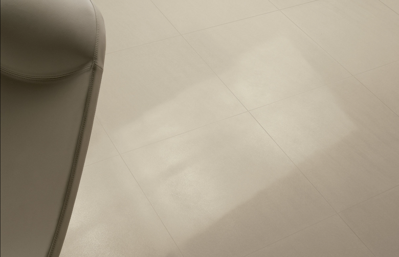 Pavimento rivestimento 60x60 da esterno xt 2 cm sandy white posata in ambiente arredato, dettaglio della venatura